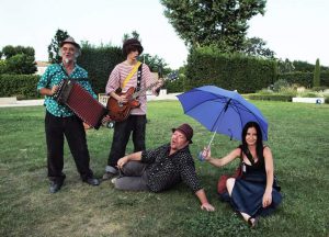 le-pied-deriiere-loreille