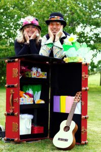 ouest-art-cies-la-malle-a-chapeaux-carine-galesso-et-aude-reant-large