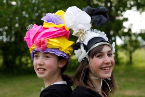 ouest-art-cies-la-malle-a-chapeaux2-carine-galesso-et-aude-reant-large